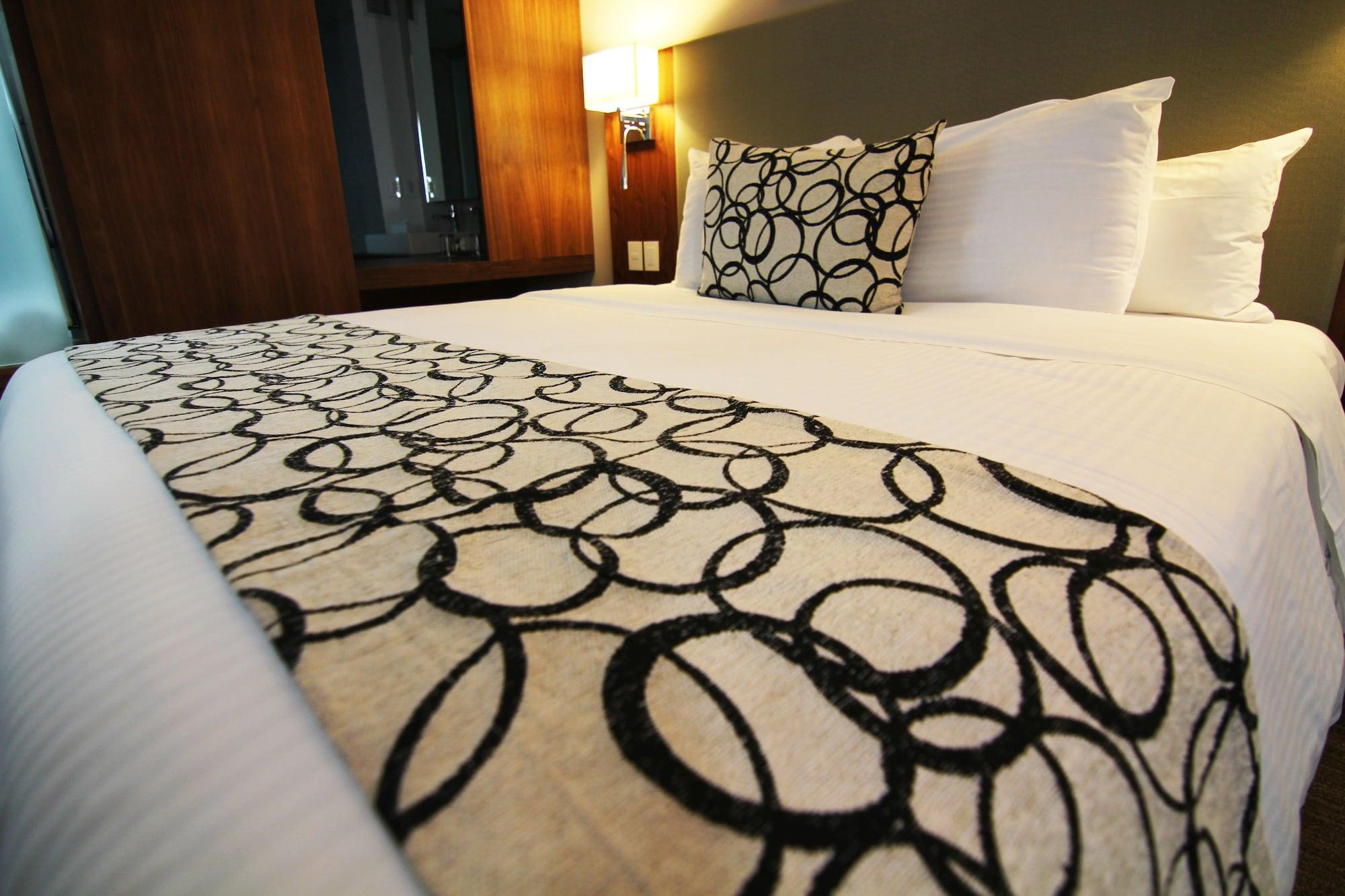Casa Inn Premium Hotel Queretaro Miranda Exteriör bild A bed runner