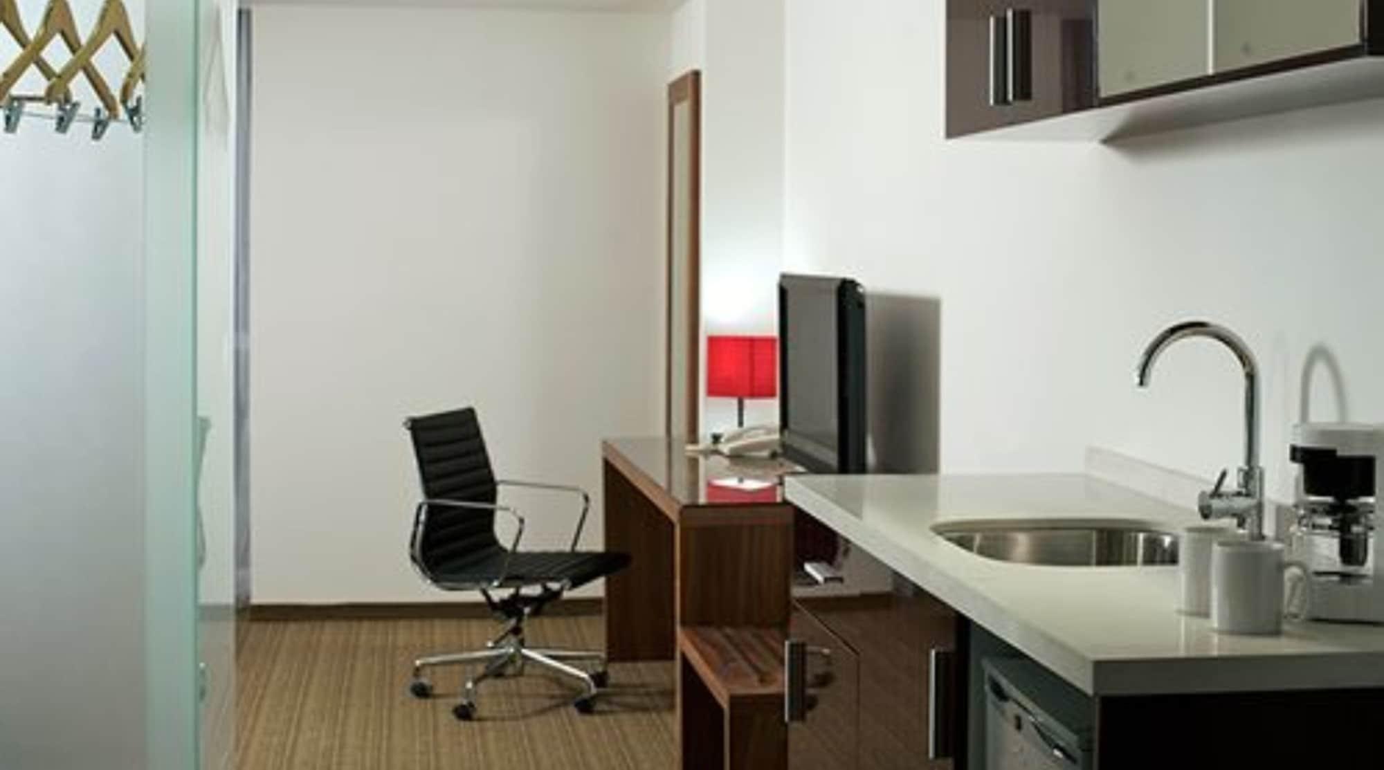 Casa Inn Premium Hotel Queretaro Miranda Exteriör bild A typical studio apartment