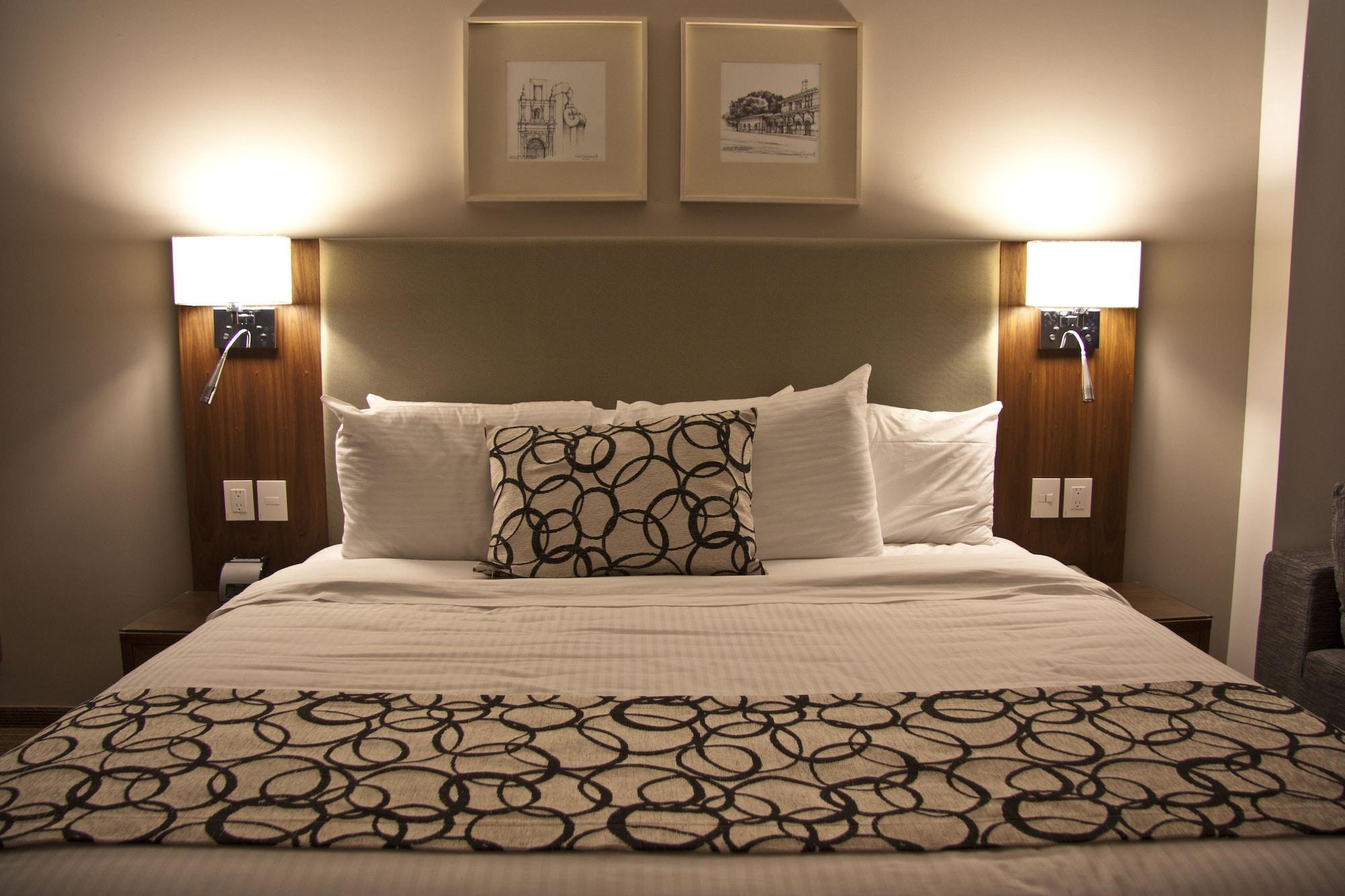 Casa Inn Premium Hotel Queretaro Miranda Exteriör bild A bed