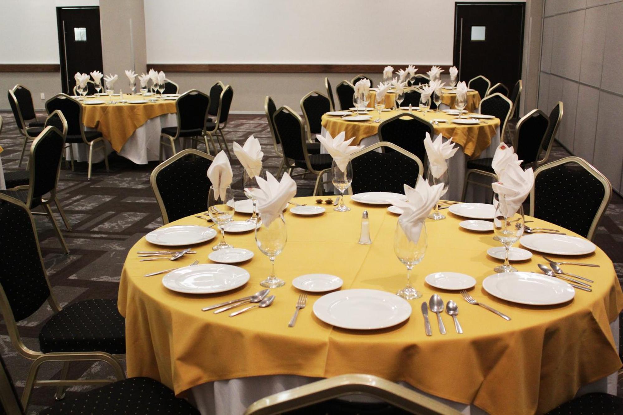 Casa Inn Premium Hotel Queretaro Miranda Exteriör bild A table set for a formal dinner