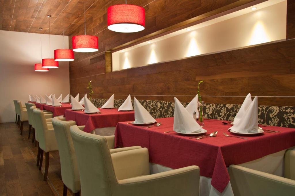 Casa Inn Premium Hotel Queretaro Miranda Exteriör bild Restaurant interior