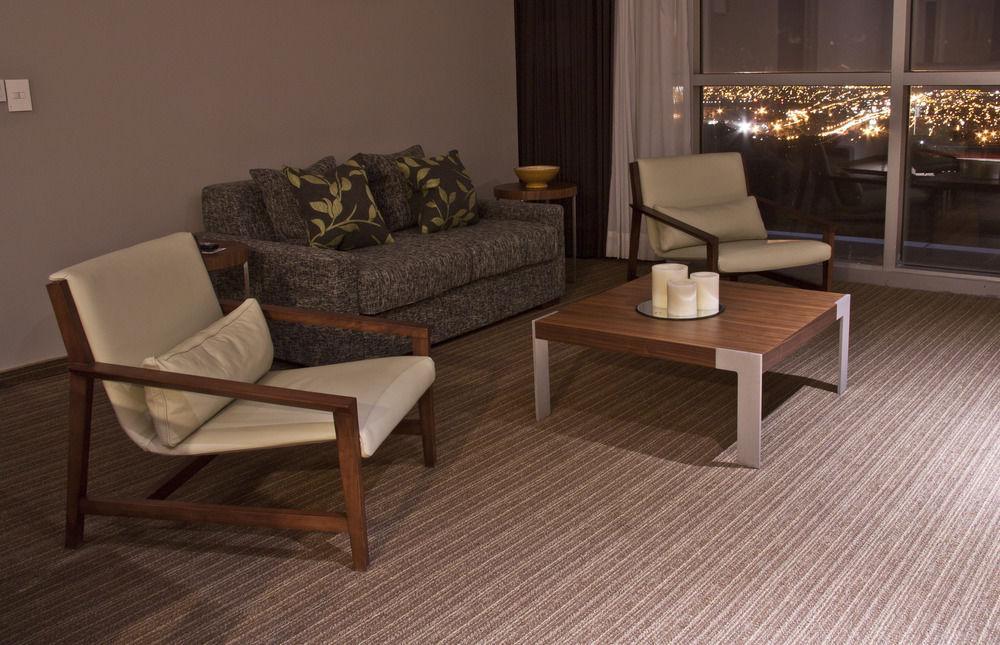 Casa Inn Premium Hotel Queretaro Miranda Exteriör bild A room with carpet