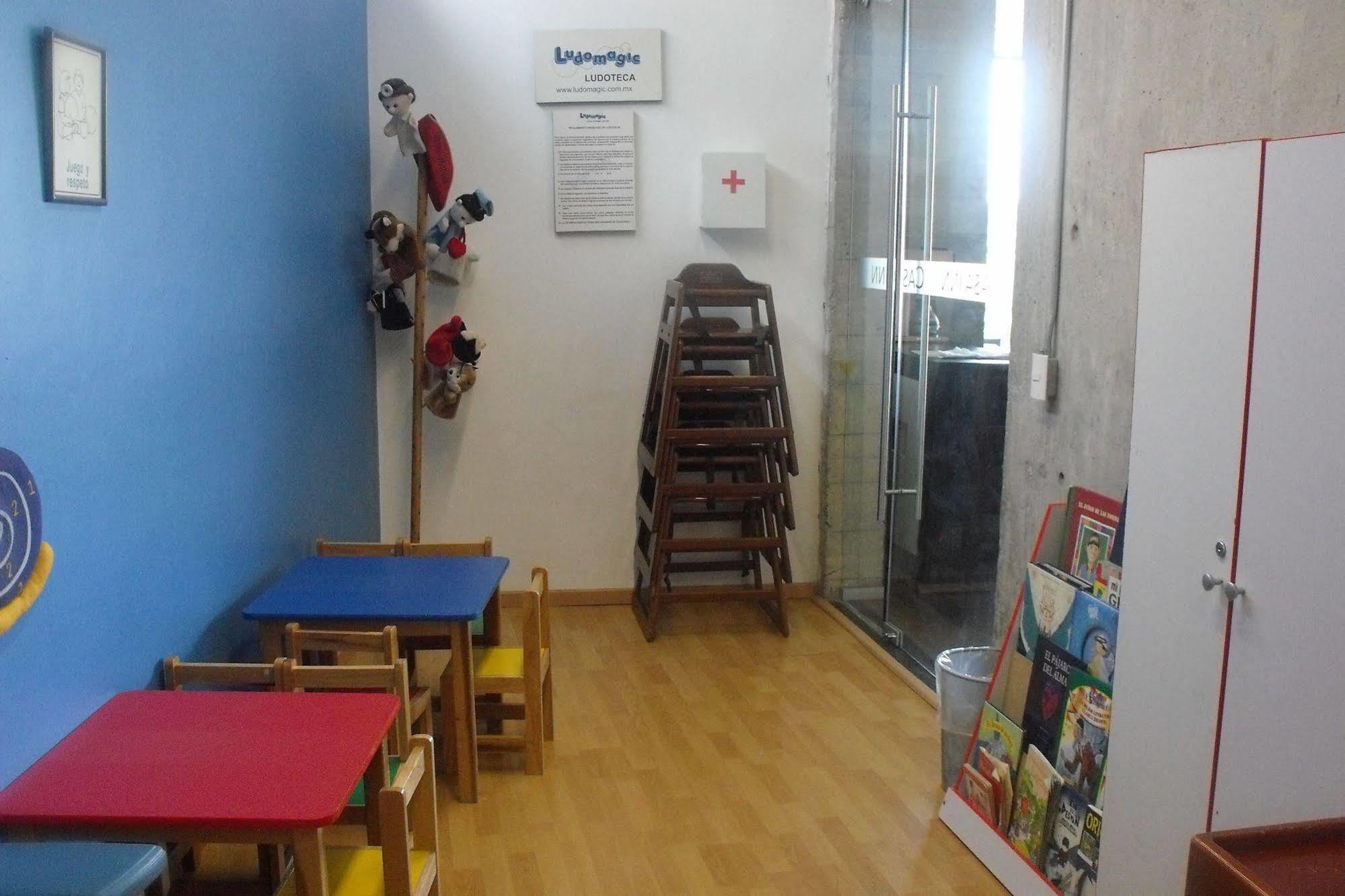 Casa Inn Premium Hotel Queretaro Miranda Exteriör bild The waiting room of a doctor's office in Italy