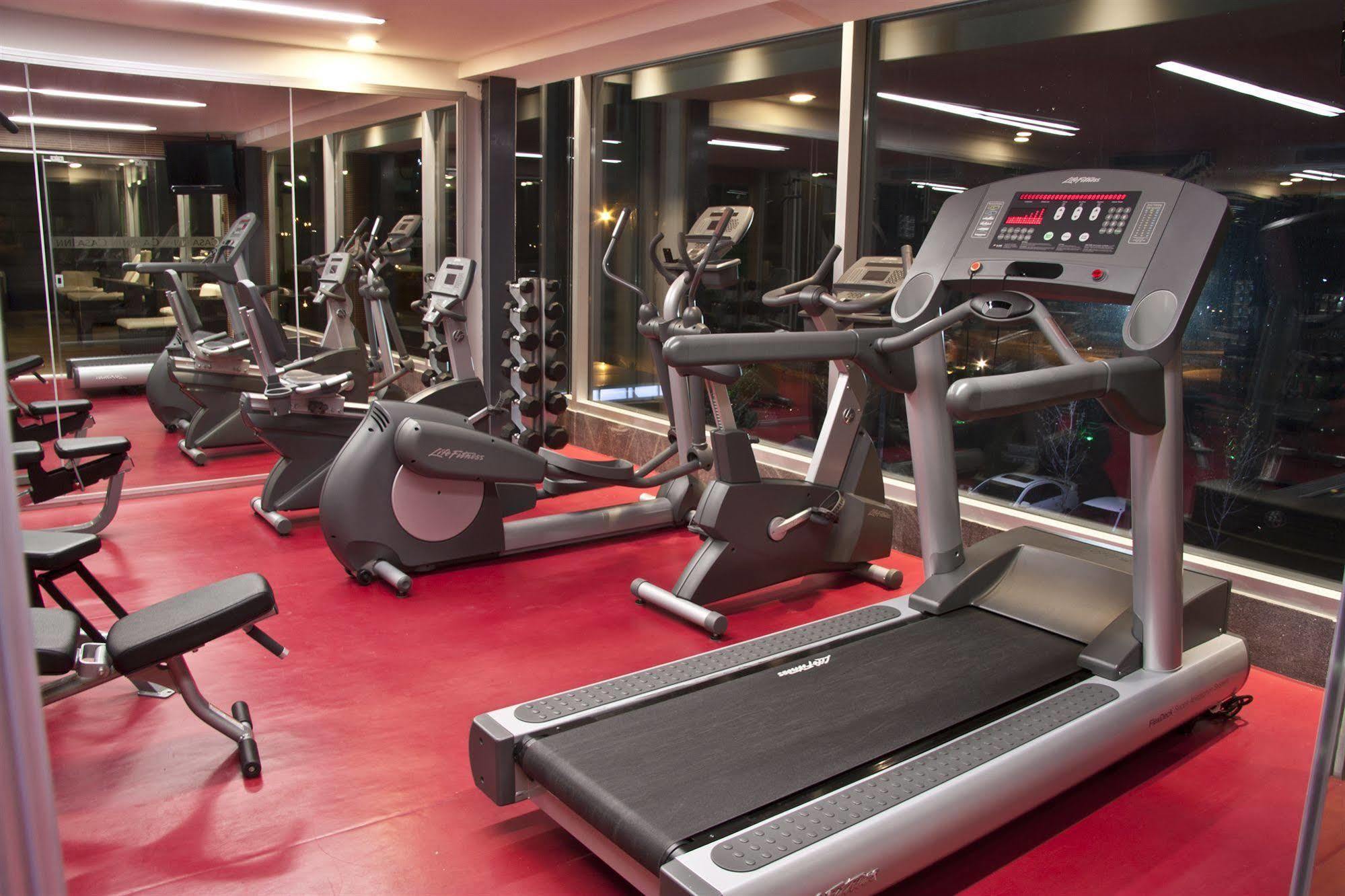 Casa Inn Premium Hotel Queretaro Miranda Exteriör bild A treadmill